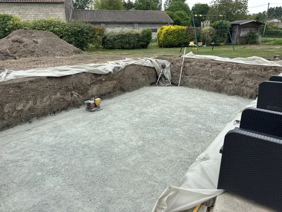 Fouille de piscine terrassée et dalle prête à Brioux-sur-Boutonne (79)